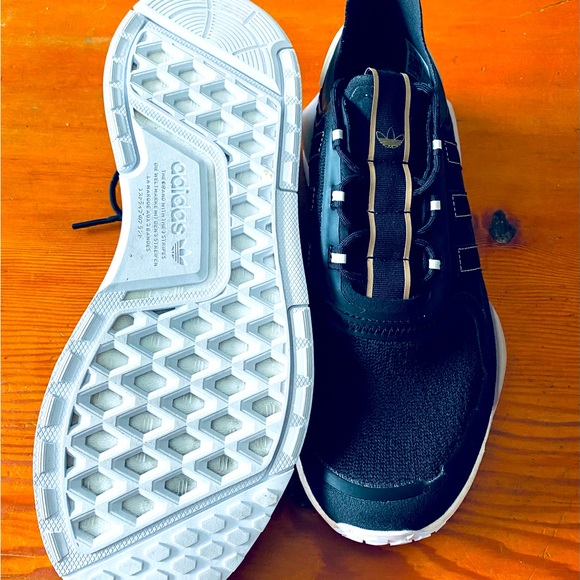 Adidas NMD V3 sneaker. - Picture 3 of 3